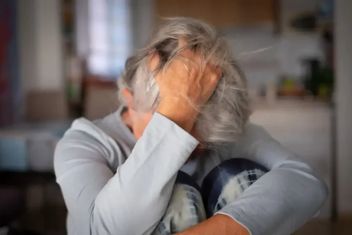 Mi mamá es adulta mayor y bebe para dormir qué debería revisar la familia