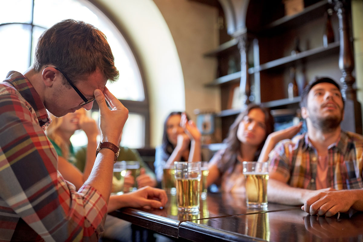 Copas y vasos con vino, espumante, cerveza y destilados sobre fondo blanco