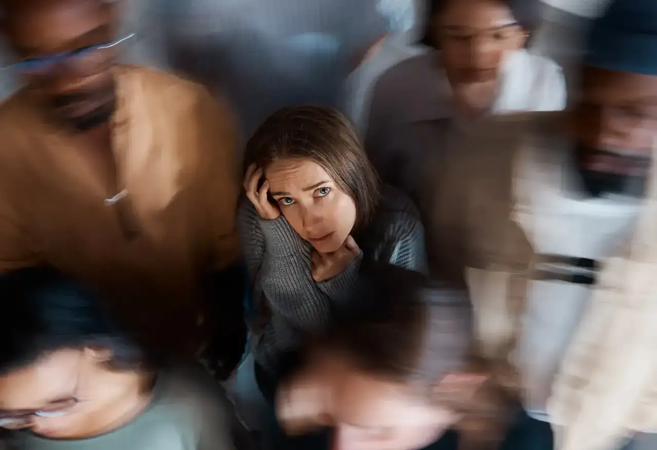 Sentirse solo incluso rodeado de personas cómo la ansiedad social y el consumo pueden terminar reforzándose