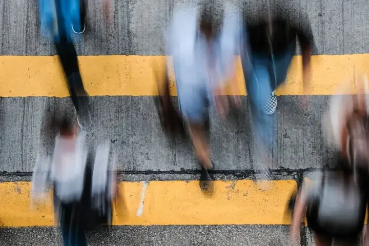 Consumo impulsivo después del trabajo cómo los trayectos y la ciudad pueden convertirse en una rutina automática
