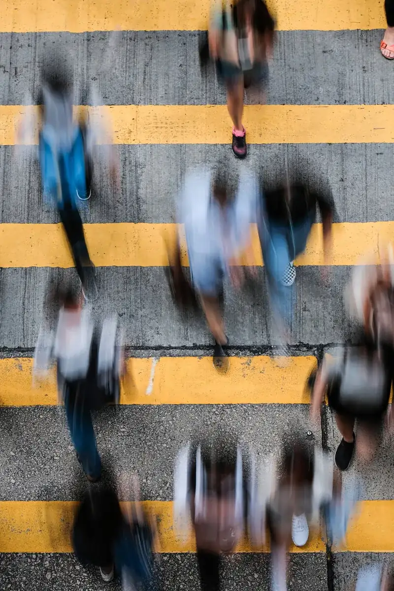 Consumo impulsivo después del trabajo cómo los trayectos y la ciudad pueden convertirse en una rutina automática