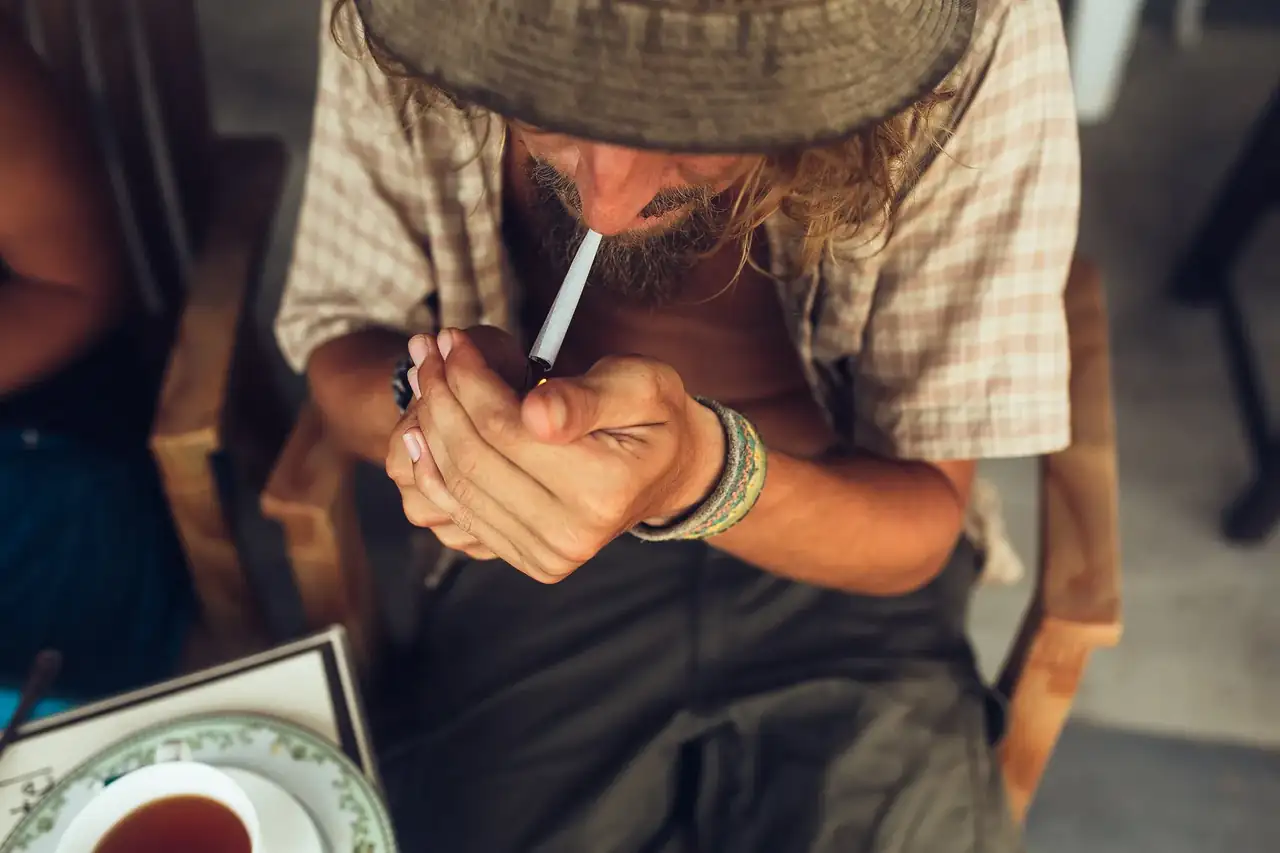 Dejar de fumar después de los 60 por qué sigue teniendo sentido aunque lleves décadas fumando
