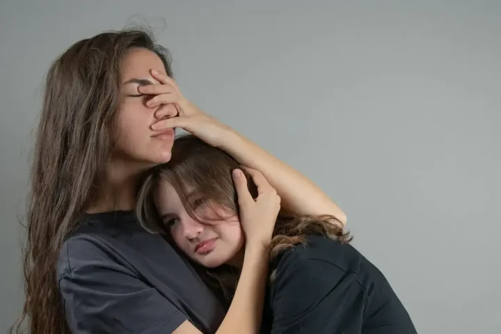 Mi hija adolescente cambió de grupo y sospecho consumo qué observar sin convertirla en sospechosa