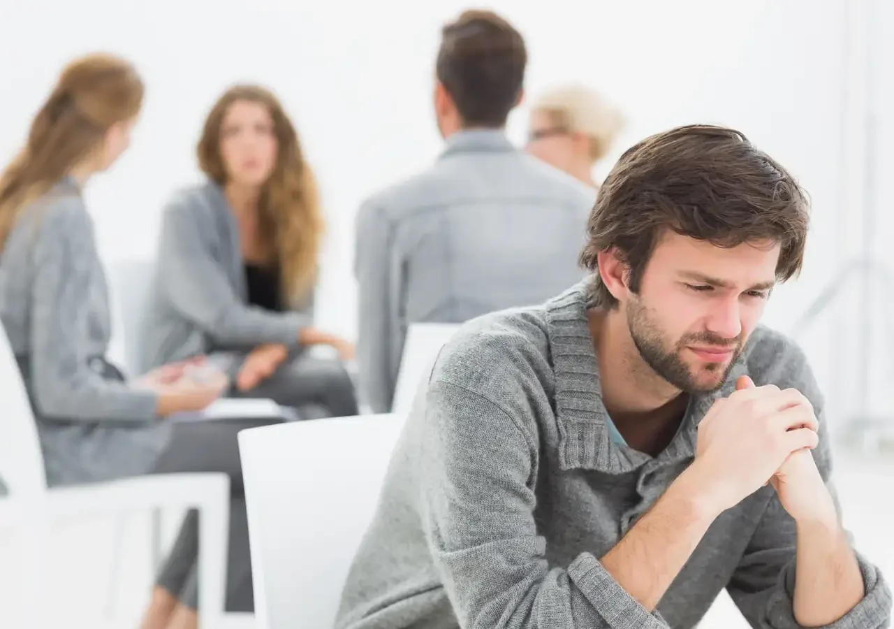 Primera vez en terapia grupal qué esperar si te cuesta hablar frente a otras personas