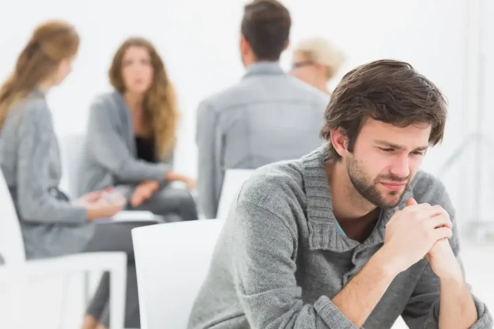 Primera vez en terapia grupal qué esperar si te cuesta hablar frente a otras personas