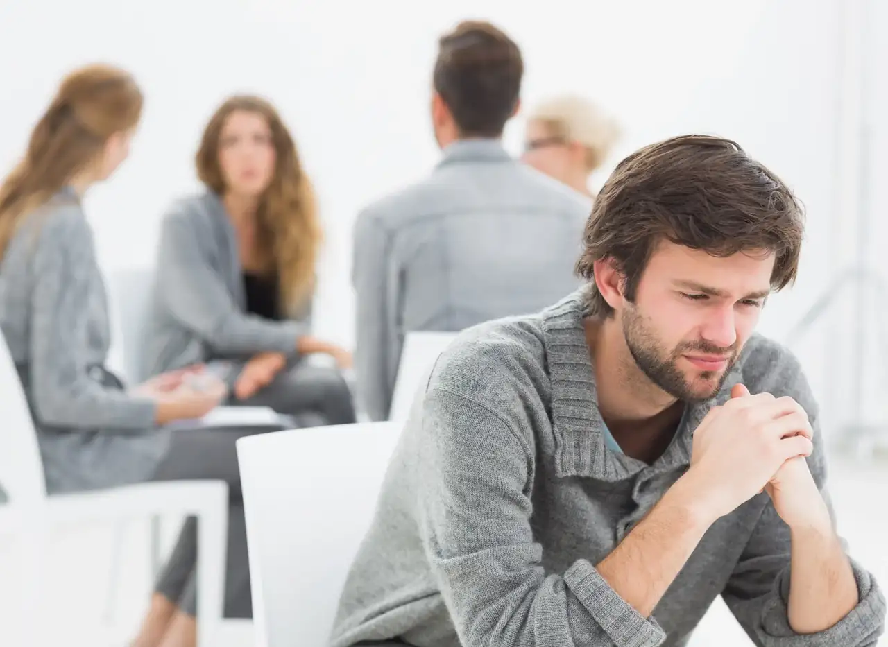 Primera vez en terapia grupal qué esperar si te cuesta hablar frente a otras personas